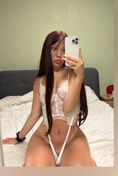naked_sofi