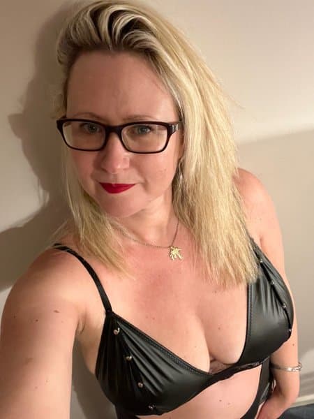 bustyblondmombshell